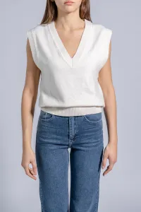 Sleeveless V-neck knit