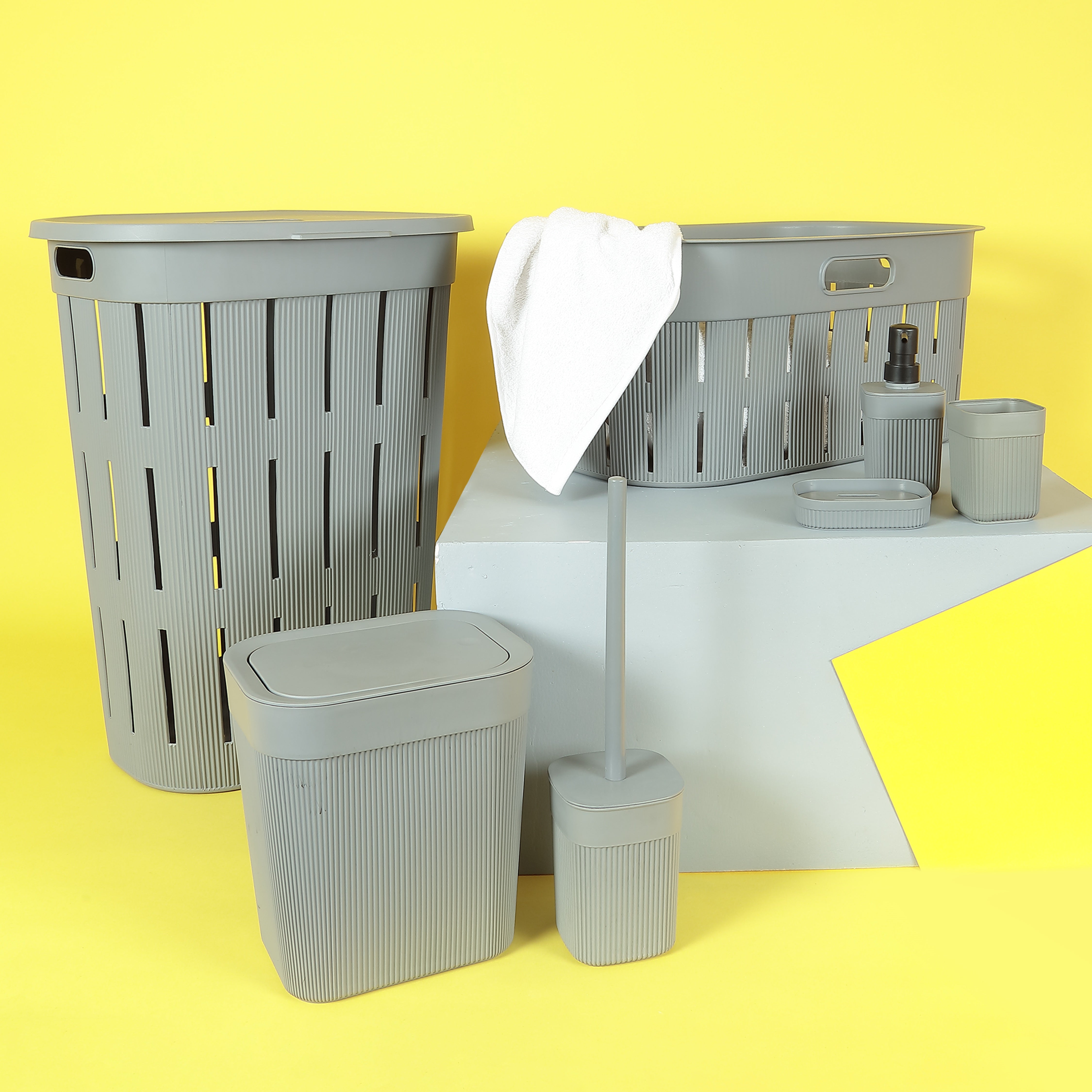 Trendy laundry hamper with cover