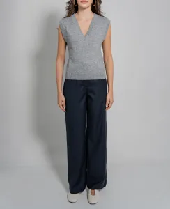 Sleeveless V-neck knit